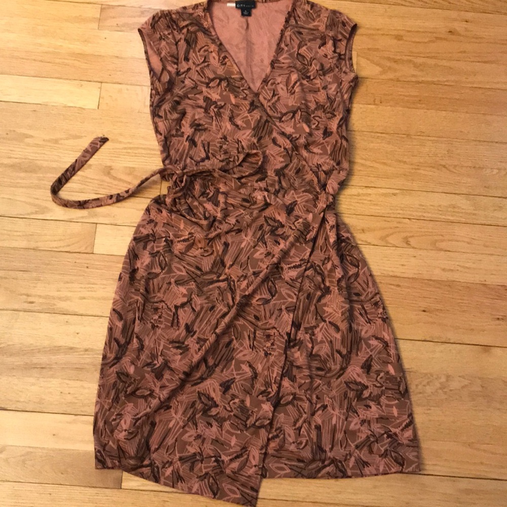 Print short sleeve wrap dress size small CITY untl